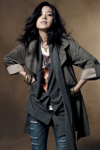 气质女神变身中性酷感 uyi4网页游戏私服美女军官撩人诱惑